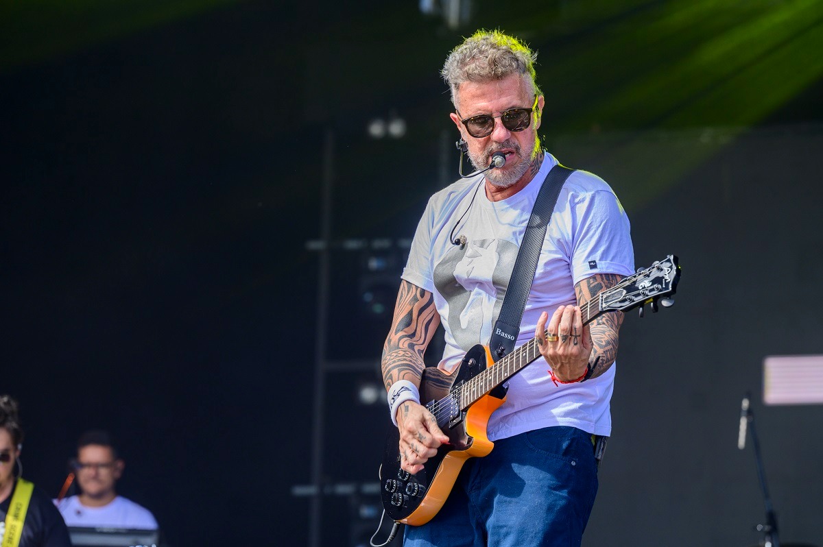 Tuca Fernandes agita festa de 30 anos do Lôro com show imperdível na Praia do Flamengo