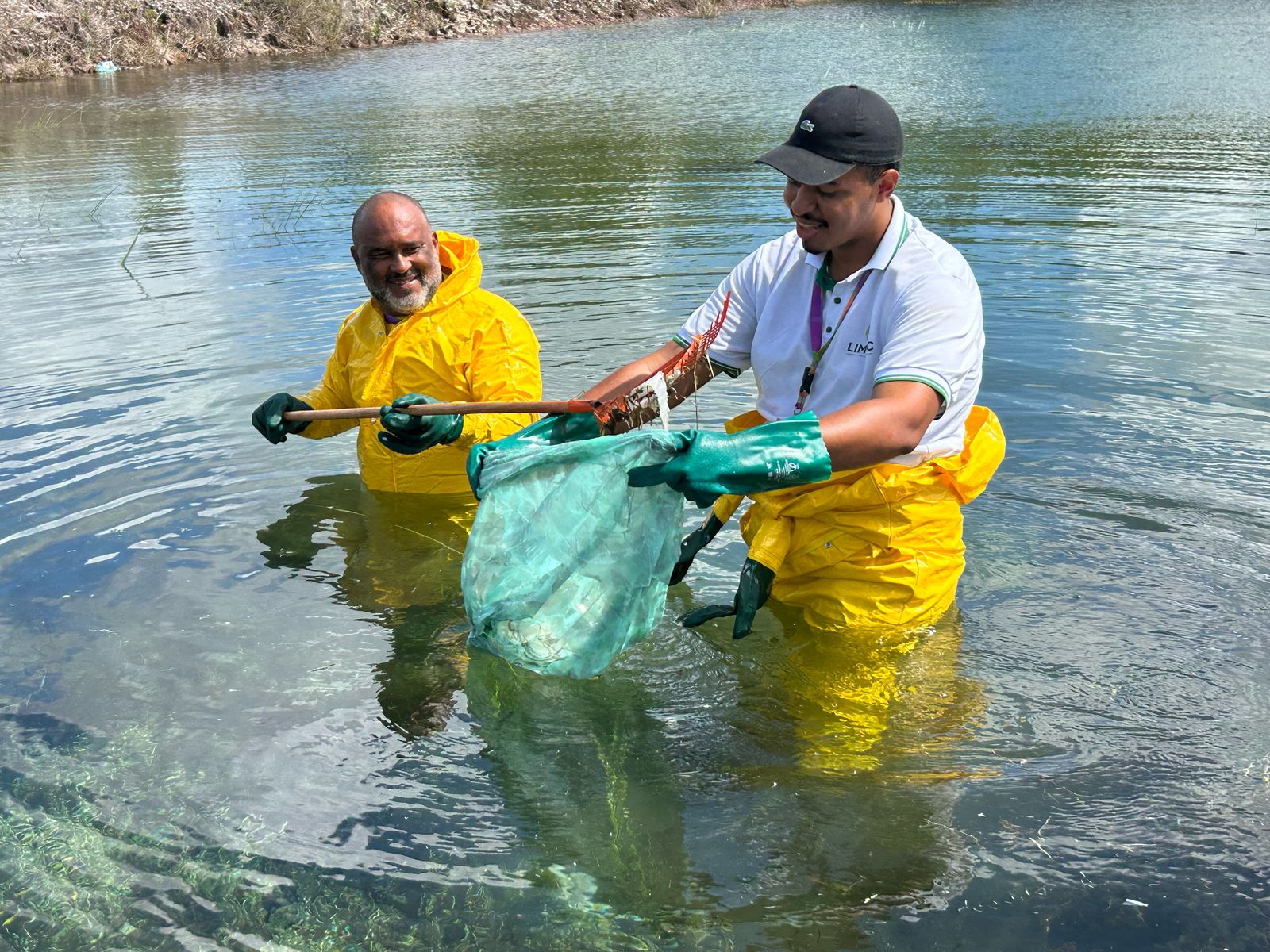 Mutirão resgata nascente com limpeza e plantio em Camaçari