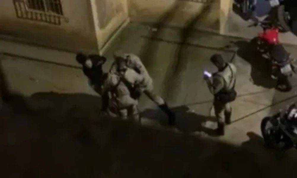 Policial que deu tapa em mulher é afastado e PM repudia ocorrido