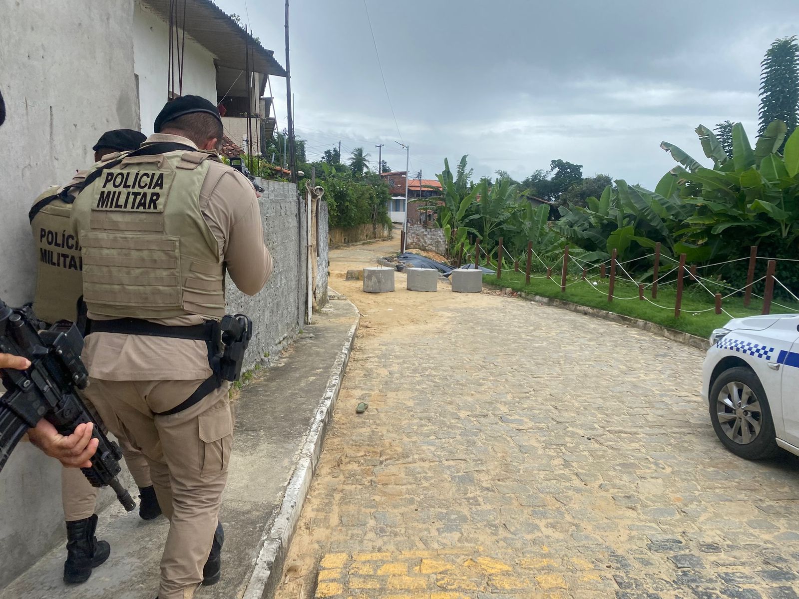Dez barricadas instaladas por grupos criminosos são destruídas em Itaparica e Vera Cruz