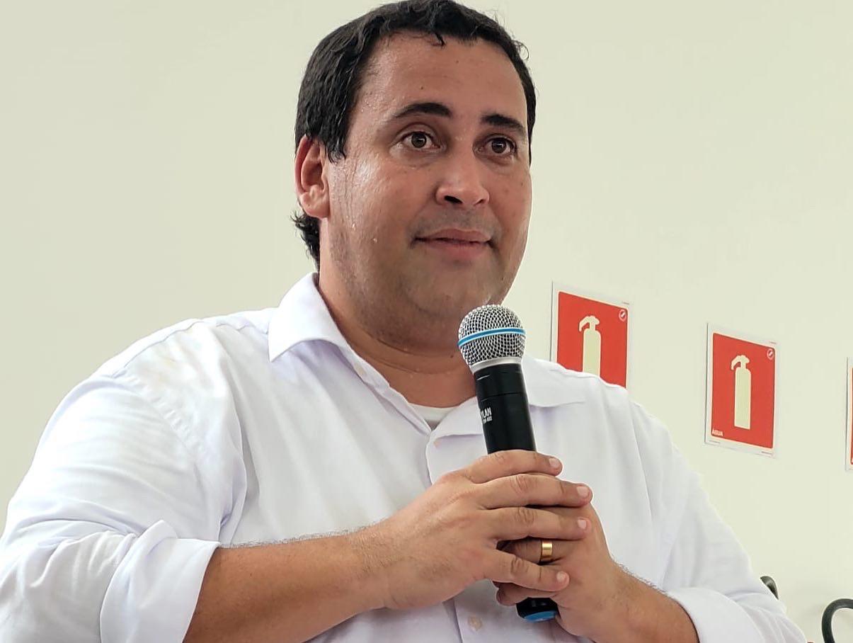 Éden critica ACM Neto por silêncio em “Tarifaço” de Trump apoiado por Bolsonaro