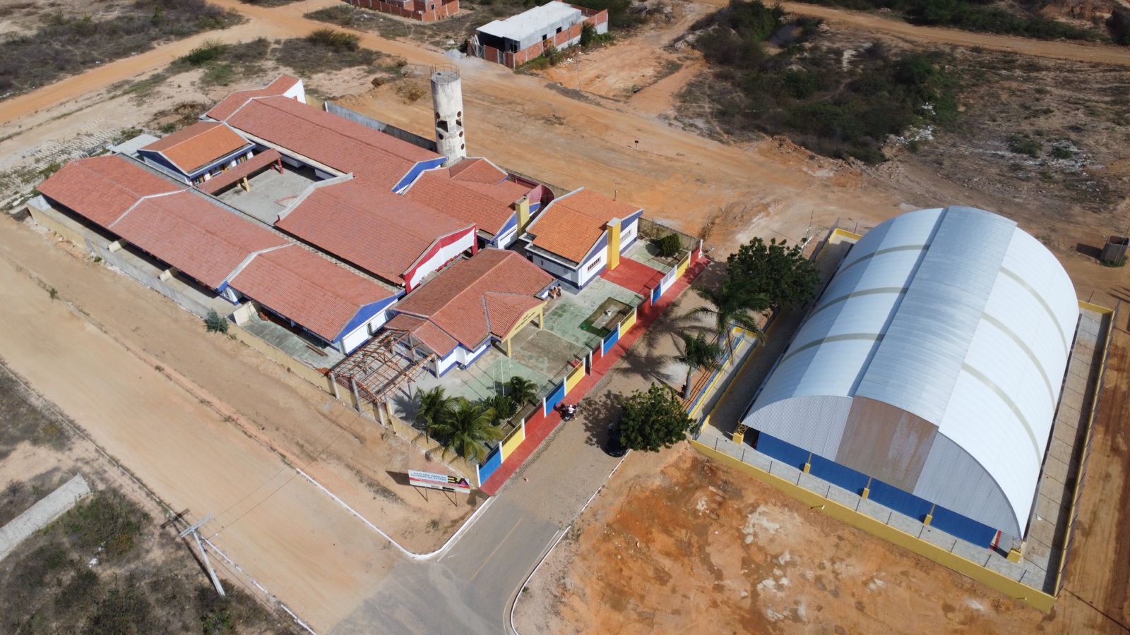 Jerônimo entrega obras milionárias em segurança, educação e água