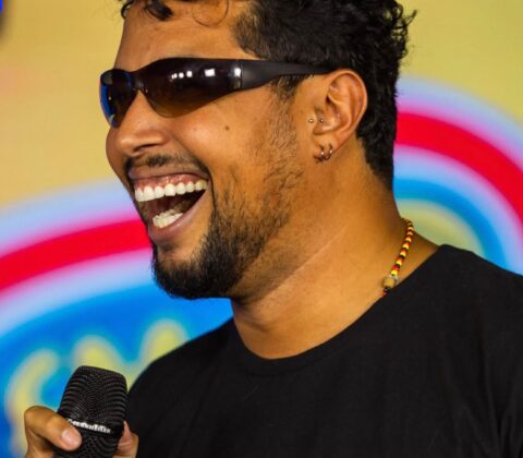Imagem do post Dinho Junior é o novo apresentador da Rádio FM O Dia e leva o “molho da Bahia” para o dial nacional