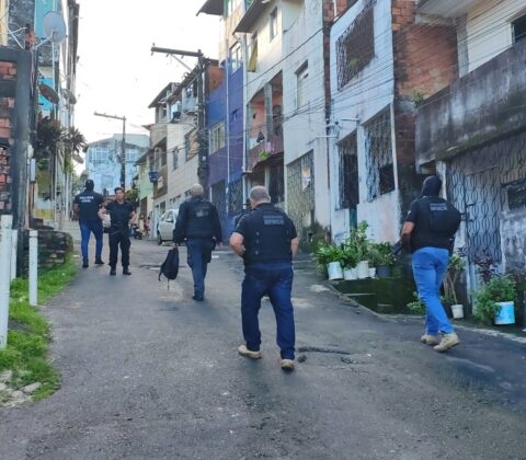 Imagem do post Três homens são presos na Engomadeira por tráfico de drogas e posse ilegal de arma de fogo de uso restrito