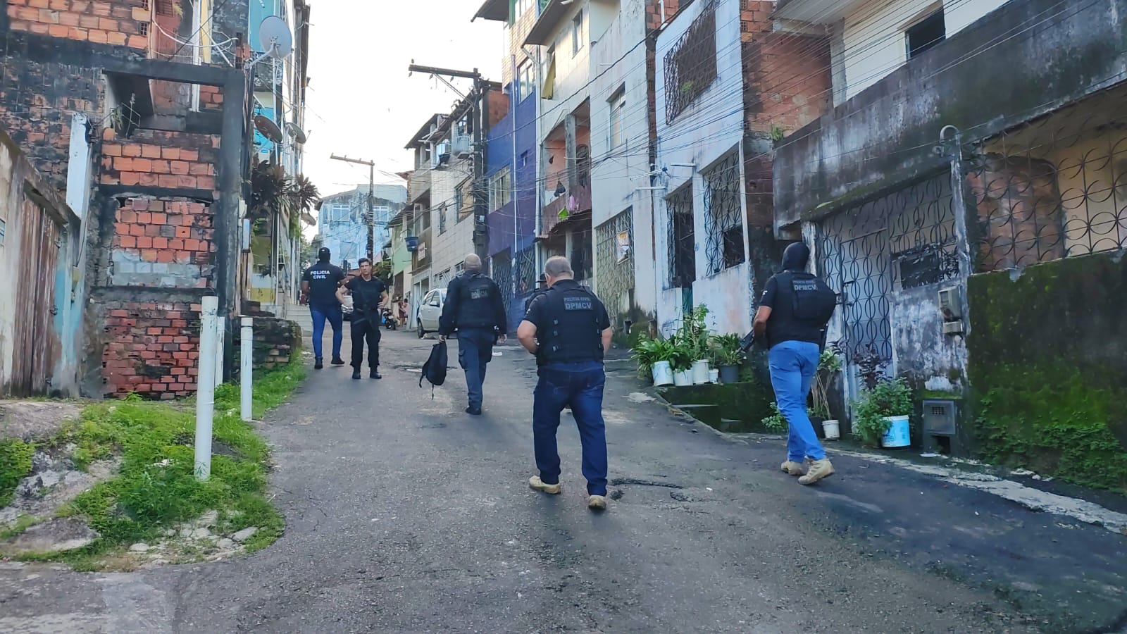 Três homens são presos na Engomadeira por tráfico de drogas e posse ilegal de arma de fogo de uso restrito