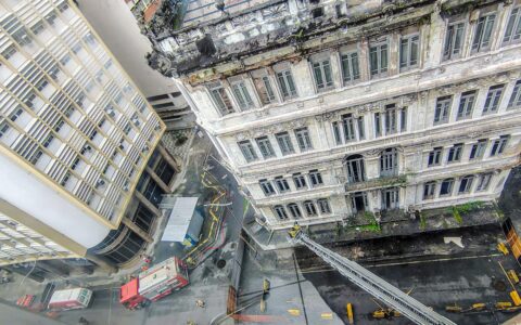 Imagem do post Após quase 40 horas de atuação, bombeiros debelam incêndio em casarões no Comércio