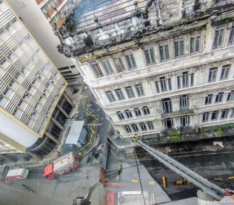 Imagem do post Após quase 40 horas de atuação, bombeiros debelam incêndio em casarões no Comércio