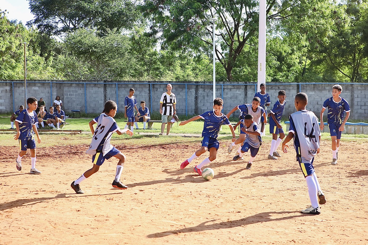 Camp Atletas do Futuro reúnem crianças e adolescentes de Salvador para aulas de futebol com formação cidadã