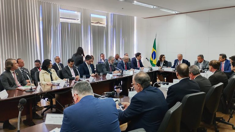 Lula assina decreto que permite retaliação econômica contra países que prejudiquem o Brasil
