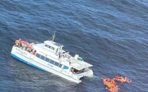 Imagem do post Barco afunda após colisão com catamarã cheio de turistas na Bahia