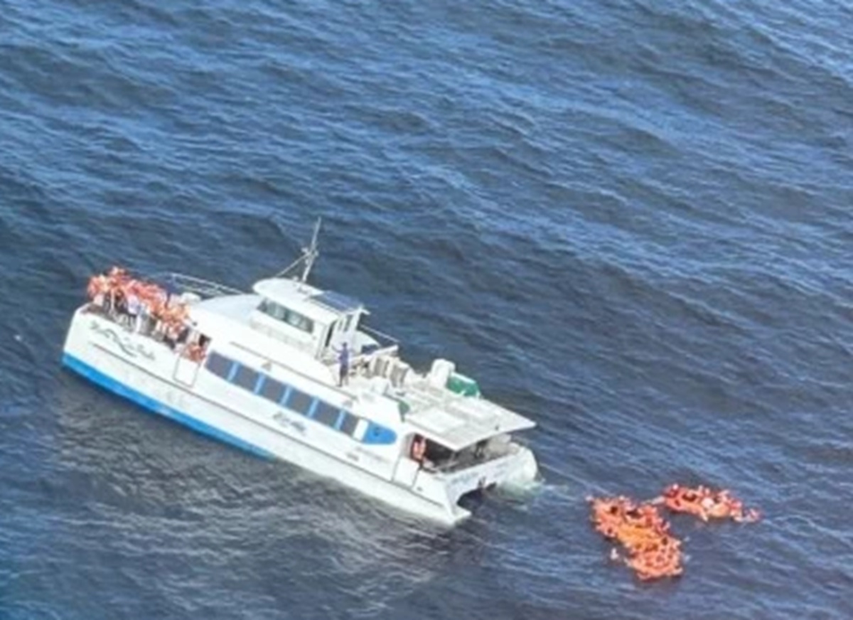 Barco afunda após colisão com catamarã cheio de turistas na Bahia