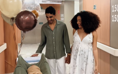 Imagem do post Lore Souza deixa maternidade com o pequeno Benjamin nos braços e celebra novo capítulo: “Obrigada, Jesus”