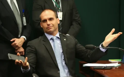 Imagem do post Eduardo Bolsonaro ataca Moraes após operação da PF contra o pai