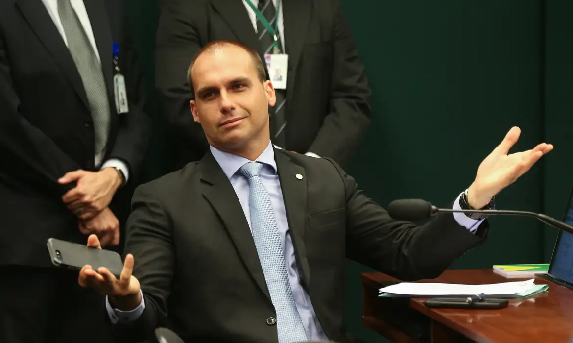 Eduardo Bolsonaro ataca Moraes após operação da PF contra o pai