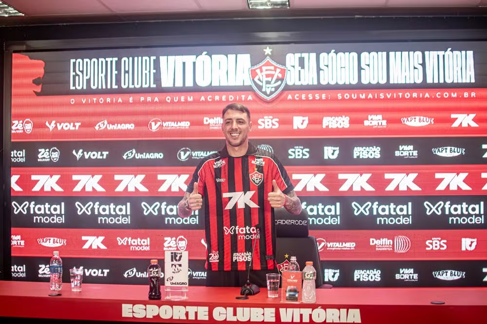 Uruguaio é apresentado na Toca do Leão e se diz otimista com time no Brasileirão