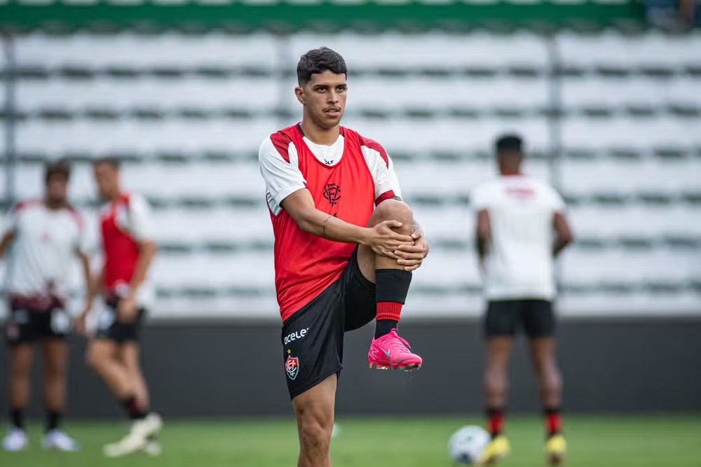 Vitória renova contrato com atacante até o final de 2026