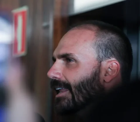 Imagem do post Líderes do PT pedem prisão de Eduardo Bolsonaro ao STF