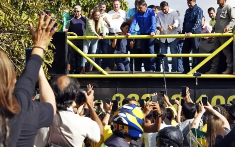 Imagem do post De tornozeleira, Bolsonaro participa de motociata em Brasília