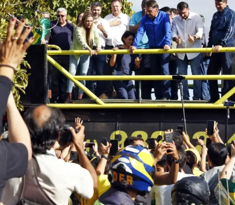 Imagem do post De tornozeleira, Bolsonaro participa de motociata em Brasília