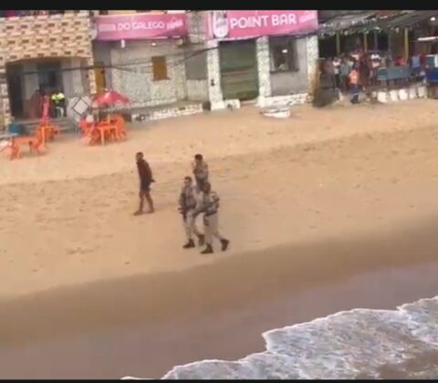 Imagem do post Homem com drogas tenta fugir nadando em Salvador, mas é capturado por helicóptero da PM