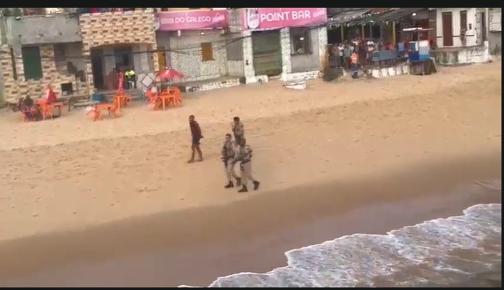 Homem com drogas tenta fugir nadando em Salvador, mas é capturado por helicóptero da PM