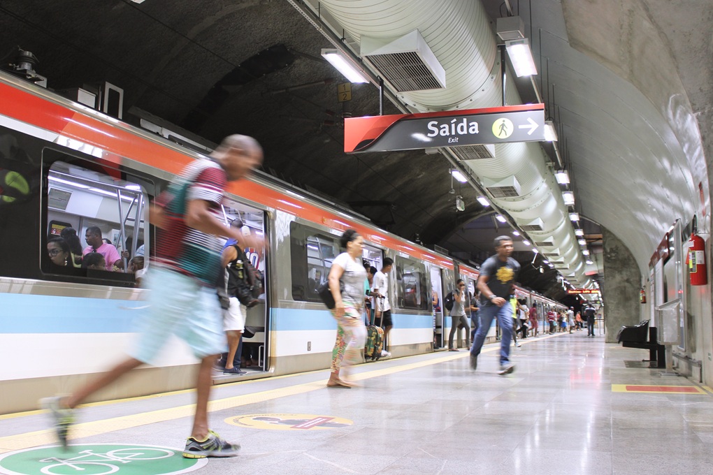 Metrô para de funcionar e estação Acesso Norte fica lotada; vídeo