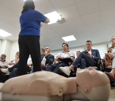 Imagem do post CBF qualifica mais de 100 médicos em treinamento pioneiro para emergências cardiovasculares