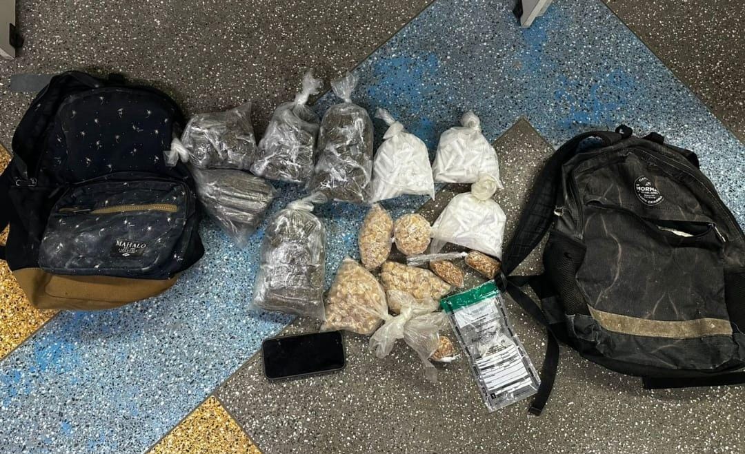 Dupla suspeita de tráfico é flagrada com mais de 4 mil porções de drogas em Coutos