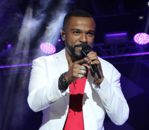 Imagem do post Faustão surpreende Alexandre Pires com presente após show