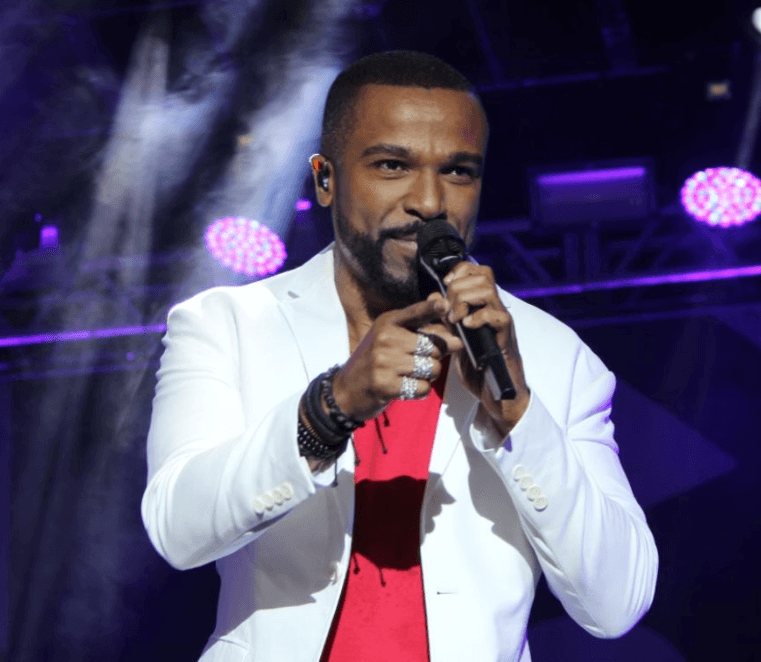 Faustão surpreende Alexandre Pires com presente após show