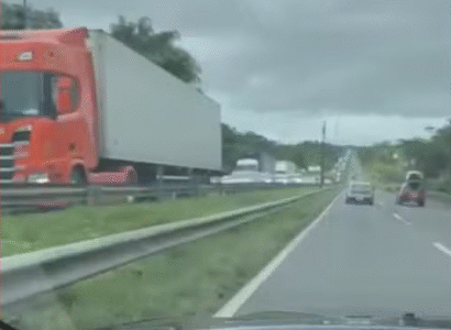 Imagem do post Acidente na BR-324 causa interdição e engarrafamento de 10 km