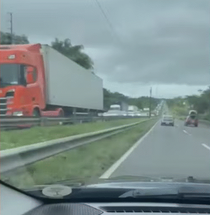 Imagem do post Acidente na BR-324 causa interdição e engarrafamento de 10 km
