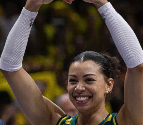 Imagem do post Carolana se aposenta da Seleção Brasileira de Vôlei após 11 anos de conquistas e emoção