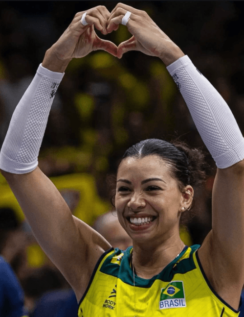 Carolana se aposenta da Seleção Brasileira de Vôlei após 11 anos de conquistas e emoção