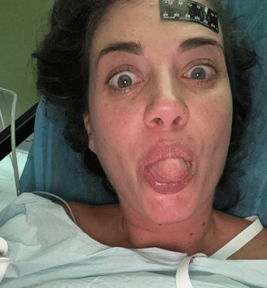 Jornalista grávida faz piada com tubarão após ataque e cirurgia
