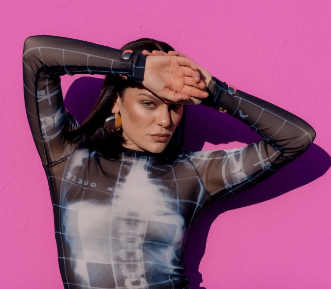 Jessie J é hospitalizada após crise respiratória em meio ao tratamento contra câncer