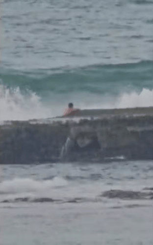 Banhista desaparece em praia de Camaçari após forte onda
