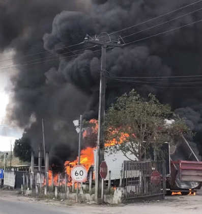 Imagem do post Caminhão encosta em fio de alta tensão e provoca tragédia na BR-101