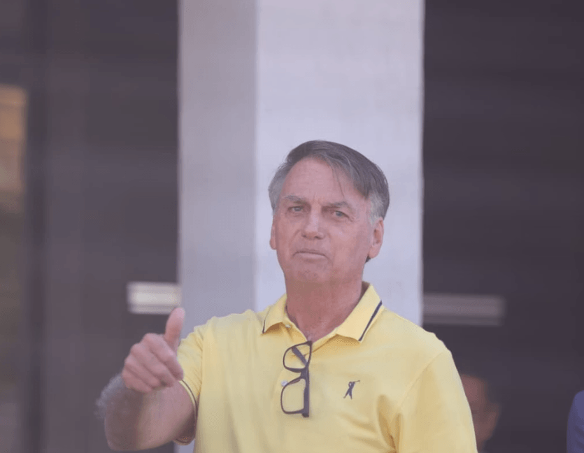 Bolsonaro deixa hospital e volta à prisão domiciliar
