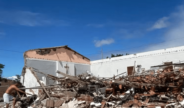 Imagem de Jesus permanece intacta após desabamento de capela na Bahia