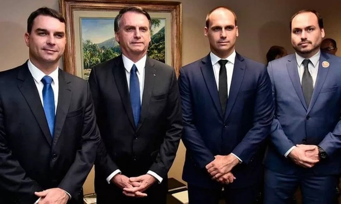 Filhos de Bolsonaro reagem com indignação após prisão domiciliar do pai