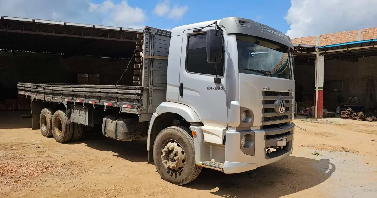 Caminhão roubado é encontrado em galpão em Jequié