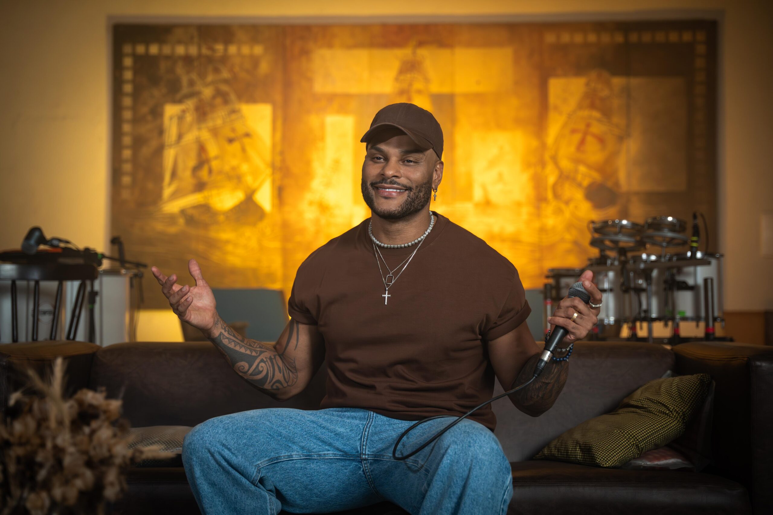 Tony Salles lança novo EP com hit do verão e clipe inédito