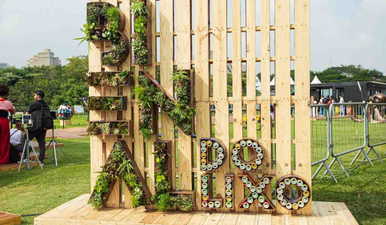 Lixo vira arte: Bienal em Salvador propõe revolução sustentável no Farol da Barra