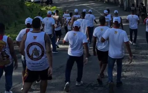 Imagem do post Torcida organizada do Vitória fica “frente a frente” com jogadores no Barradão
