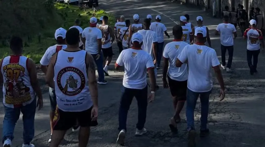 Torcida organizada do Vitória fica “frente a frente” com jogadores no Barradão