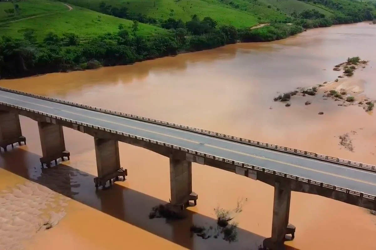 Ponte na BR-101 é fechada novamente para caminhões: Veja o que muda no sul da Bahia