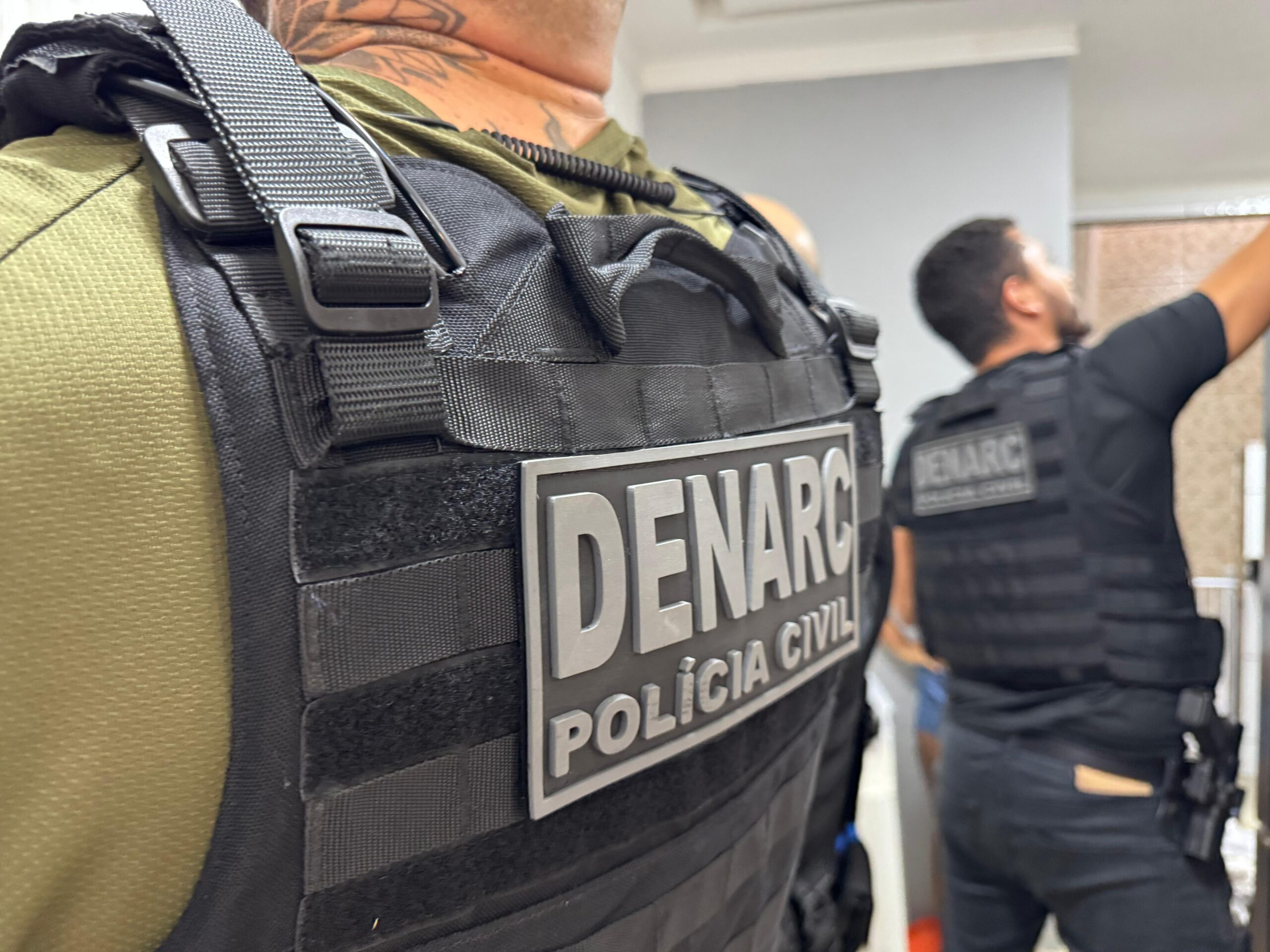 Polícia flagra carregamento de drogas escondido em carro no bairro de Pirajá
