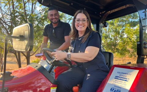 Imagem do post Deputada Rogéria Santos entrega trator e impulsiona agricultura familiar no sudoeste da Bahia