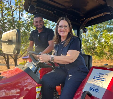 Imagem do post Deputada Rogéria Santos entrega trator e impulsiona agricultura familiar no sudoeste da Bahia